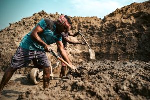Workers dig on Australian construction site, hinting at Liberal revolt against Labor.